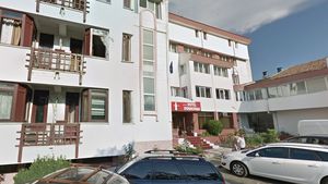 Hotelul Dobrogea din Constanța, închis de inspectorii de la protecția consumatorului / Băi murdare, rugină, uși degradate, miros...