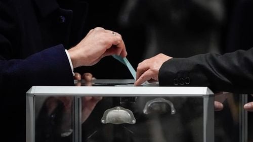 Participarea la alegerile legislative care au loc în Franța, estimată la 67,5%