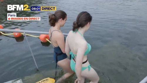 VIDEO Parizienii au putut face prima baie în Sena după mai bine de un secol