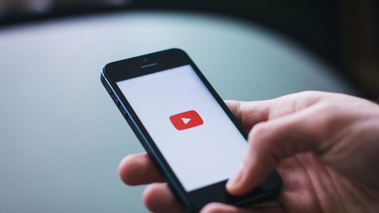 YouTube retrage reclamele de la canalele cu conținut anti-vaccin