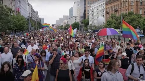 Polonia: Zeci de mii de participanţi la un marş la Varşovia cerând egalitate pentru persoanele LGBTQ