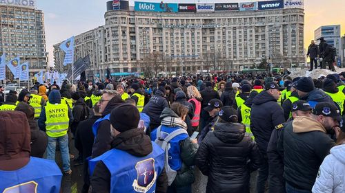 VIDEO Protest al polițiștilor în Piața Victoriei / Sindicaliștii din Ministerul Afacerilor Interne cer ca legislația privind pensiile militare să nu fie modificată