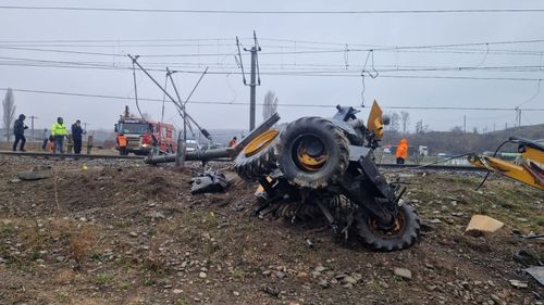 Traficul feroviar, oprit temporar pe ruta pe ruta Bucureşti-Suceava, după ce o autoutilitară a fost lovită de un tren, la Haret / O persoană, proiectată din autoutilitară, este supusă manevrelor de resuscitare