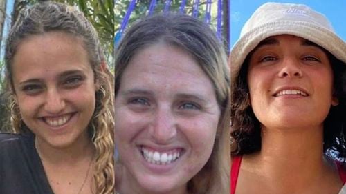 Armata israeliană anunță că ostaticele Emily Damari, Romi Gonen și Doron Steinbrecher, eliberate de Hamas, au ajuns în Israel