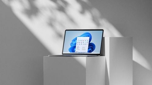 Microsoft vrea ca anul 2024 să fie anul „PC-ului cu inteligență artificială”. Compania va introduce o tastă „Copilot” pe tastaturile de pe noile laptopuri și PC-uri, prima mare schimbare a tastaturilor în 30 de ani