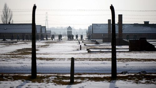 O fostă secretară a unui lagăr de concentrare nazist, pusă sub acuzare pentru complicitate la crime / Dacă va începe procesul, va fi prima femeie judecată pentru atrocităţile naziste