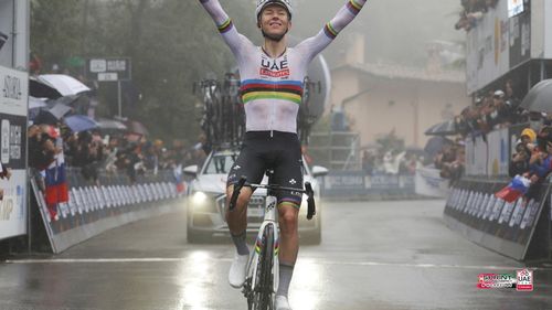 Proaspăt campion mondial la ciclism, Tadej Pogačar a câștigat Giro dell’Emilia, prima sa cursă cu tricoul arc-en-ciel