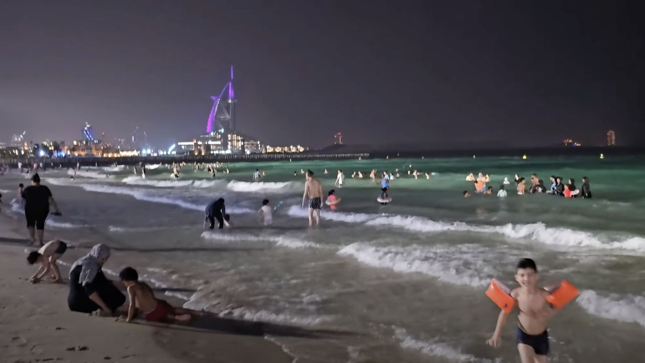 În Dubai se iese la plajă noaptea / Lumini ca pe stadion, salvamari 24 de ore din 24 și garduri împotriva rechinilor / "Ieșim foarte puțin în timpul zilei, dar compensăm noaptea" / După miezul nopții, termometrul scade la 30 de grade
