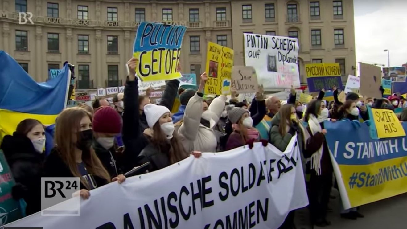 Peste o sută de mii de persoane s-au adunat în Berlin pentru a manifesta împotriva războiului din Ucraina