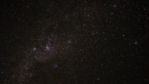 Astronomii au descoperit gaura neagră cu cea mai rapidă creştere din ultimele nouă miliarde de ani/ Gaura neagră consumă echivalentul unui Pământ în fiecare secundă