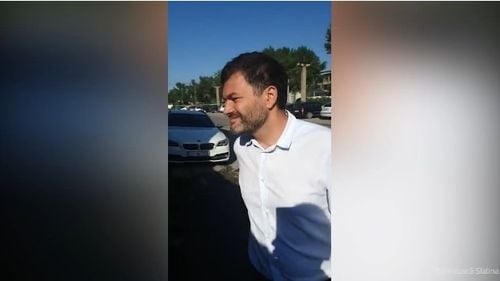 VIDEO Șeful Gărzii de Mediu, Octavian Berceanu, dat afară din curtea unei societăţi din Slatina și urmărit de patron cu telefonul mobil în live pe Facebook: Nişte vagabonzi de la Bucureşti care au plecat de acasă. Ăsta, bărbosul, zice că-i șeful de la mediu