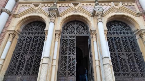 Bărbat trimis în judecată pentru că a lipit simboluri ale Mişcării Legionare pe uşile unei sinagogi