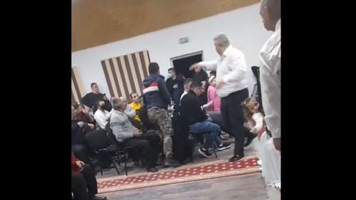 Botez cu 60 de invitați fără măști de protecție, întrerupt de polițiștii din Alba. Pastorul, amendat cu 5.000 de lei