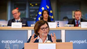 VIDEO INTERVIU Comisarul european Adina Vălean critică supra-alocarea din PNRR: ”România trebuie să spună clar ce proiecte vrea să finanțeze”. Despre regulile UE pentru camioane: ”Par ușor absurde”
