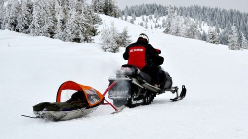 Intervenţie a salvamontiştilor pentru a recupera doi turişti blocaţi în Masivul Bucegi, fără echipament adecvat / O patrulă le ceruse să nu înainteze