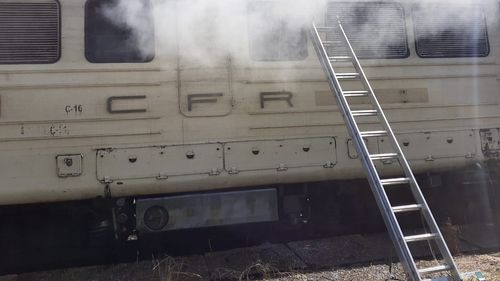 Degajare de fum la automotorul unui tren care circula pe ruta Bucureşti Nord – Aeroport ”Henri Coandă” / Circulaţia a trei trenuri de călători, afectată