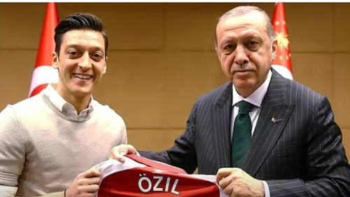 Mesut Ozil, fost jucător la Real Madrid, membru al Consiliului Central de Decizie al AKP, partidul lui Erdogan