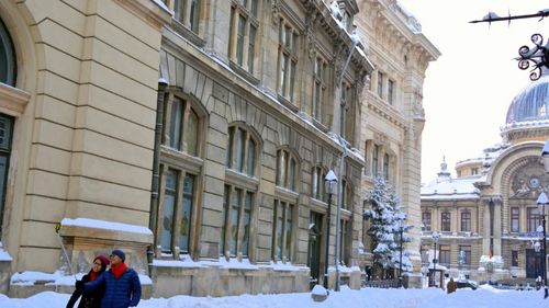 Patronii de restaurante din Centrul Vechi susțin că nu și-au putut derula activitatea deoarece Primăria Sector 3 nu a curățat zăpada pe străzile mici / Reacția primăriei