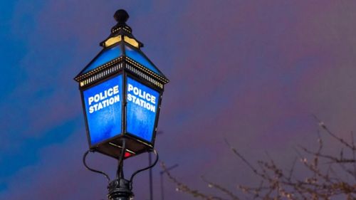 Un bărbat de 61 de ani din Marea Britanie, inculpat în legătură cu o serie de incidente antimusulmane la Londra: A stropit cu vopsea roșie mai multe moschei și biroul de reprezentare a intereselor palestiniene