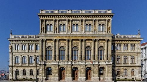 Academia maghiară de științe îi dă o replică premierului Viktor Orban: “Oamenii care trăiesc în prezent aparțin unei singure specii”