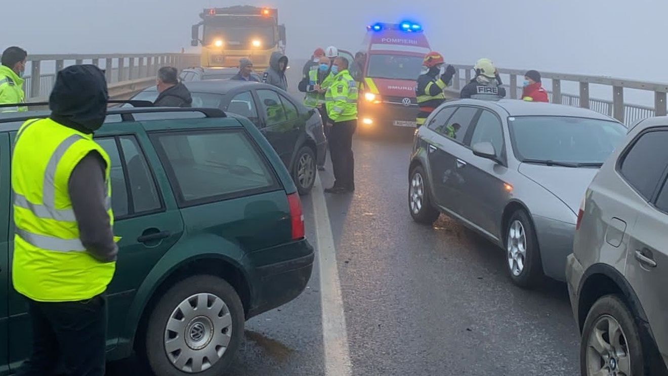Efectele carambolului cu 20 de mașini: Compania de Autostrăzi, amendată cu 14.500 de lei pentru că nu a curățat poleiul