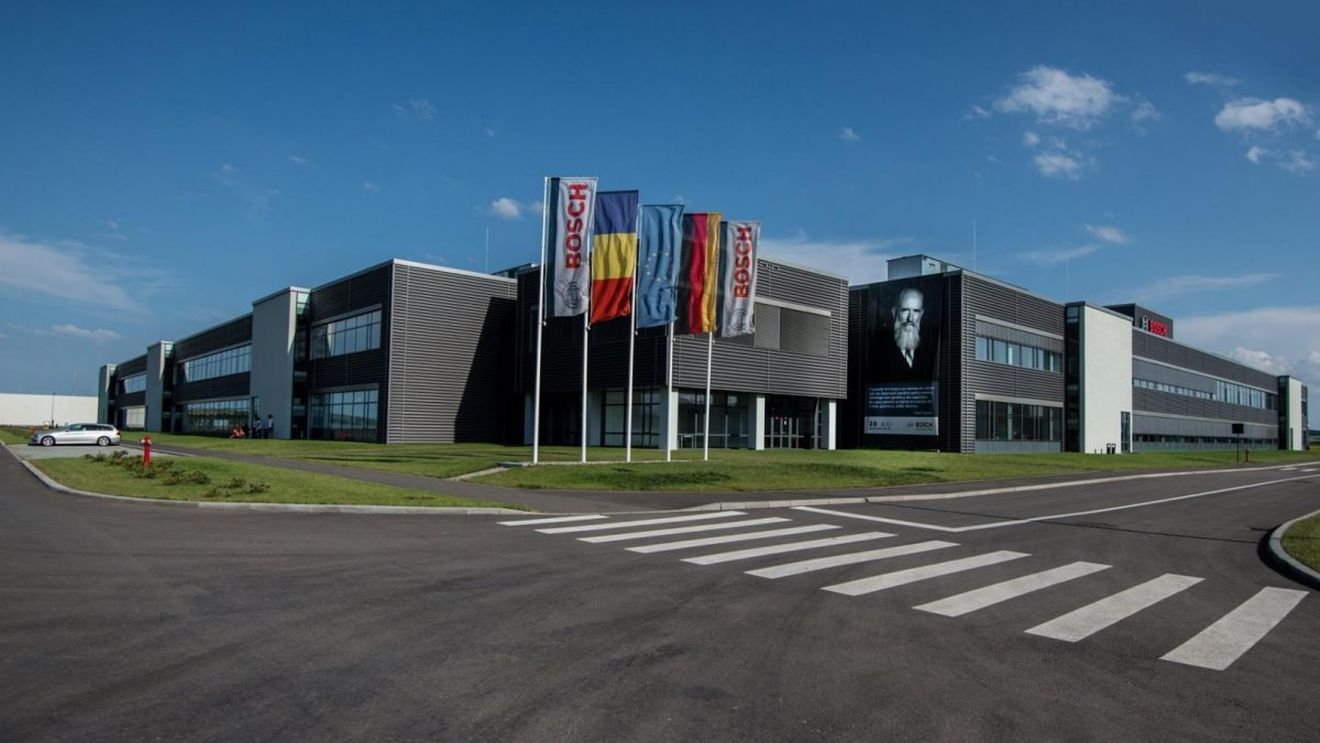 Cluj: Incendiu în parcul Industrial Tetarom / Focul a cuprins celula electrică din incinta unei hale iar doi bărbați au suferit arsuri și au fost transportați la spital