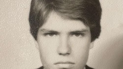 Festival de comentarii după ce Iohannis a publicat o fotografie din adolescență în care privea încruntat: ”Legenda spune că a zâmbit, dar cu întârziere”/ Cum arătau foștii președinți în tinerețe