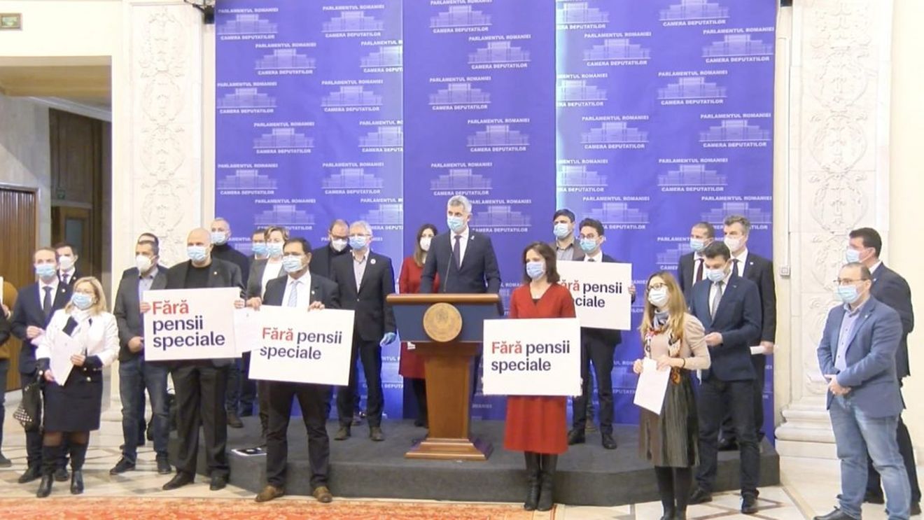 VIDEO Senatorii și deputații USR și-au anunțat în bloc demisiile din Parlament începând cu ultima zi a actualei legislaturi. Barna: În felul acesta ne asigurăm că niciunul dintre noi nu va primi pensie specială