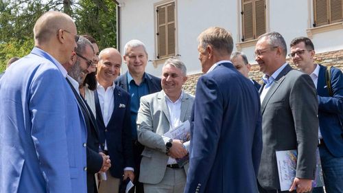 EXCLUSIV Cea mai mare sumă donată către PNL, de o persoană juridică, în mandatele lui Klaus Iohannis, aparține unei societăți a omului de afaceri Michael Schmidt. O altă firmă a acestuia a câștigat, recent, un contract de furnizare a 600 de BMW-uri către Poliția Română