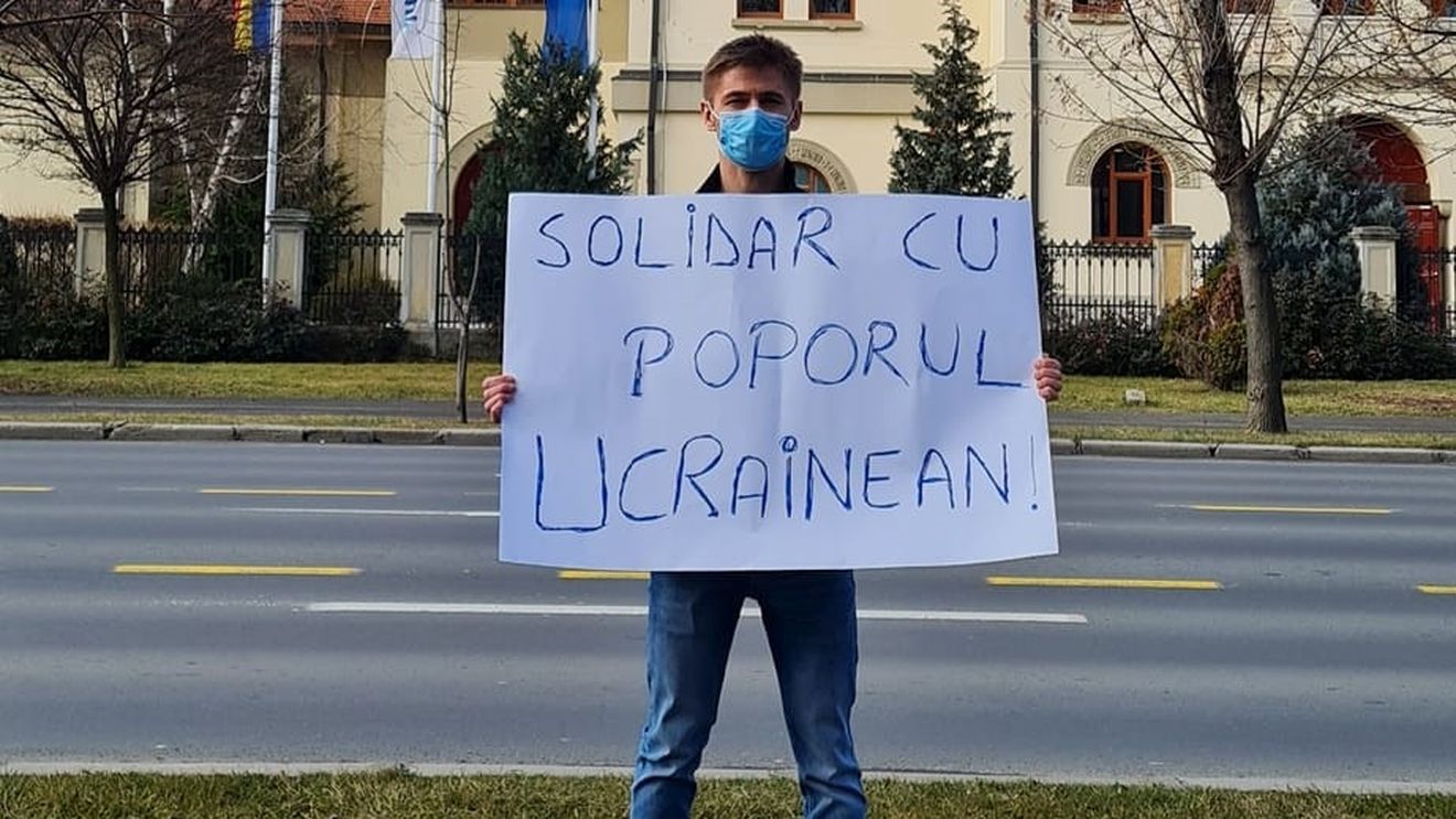 Profesorul de istorie Marcel Bartic protestează în fața Ambasadei Rusiei din București în semn de solidaritate cu Ucraina/ A fost amendat de jandarmerie pentru protest neautorizat