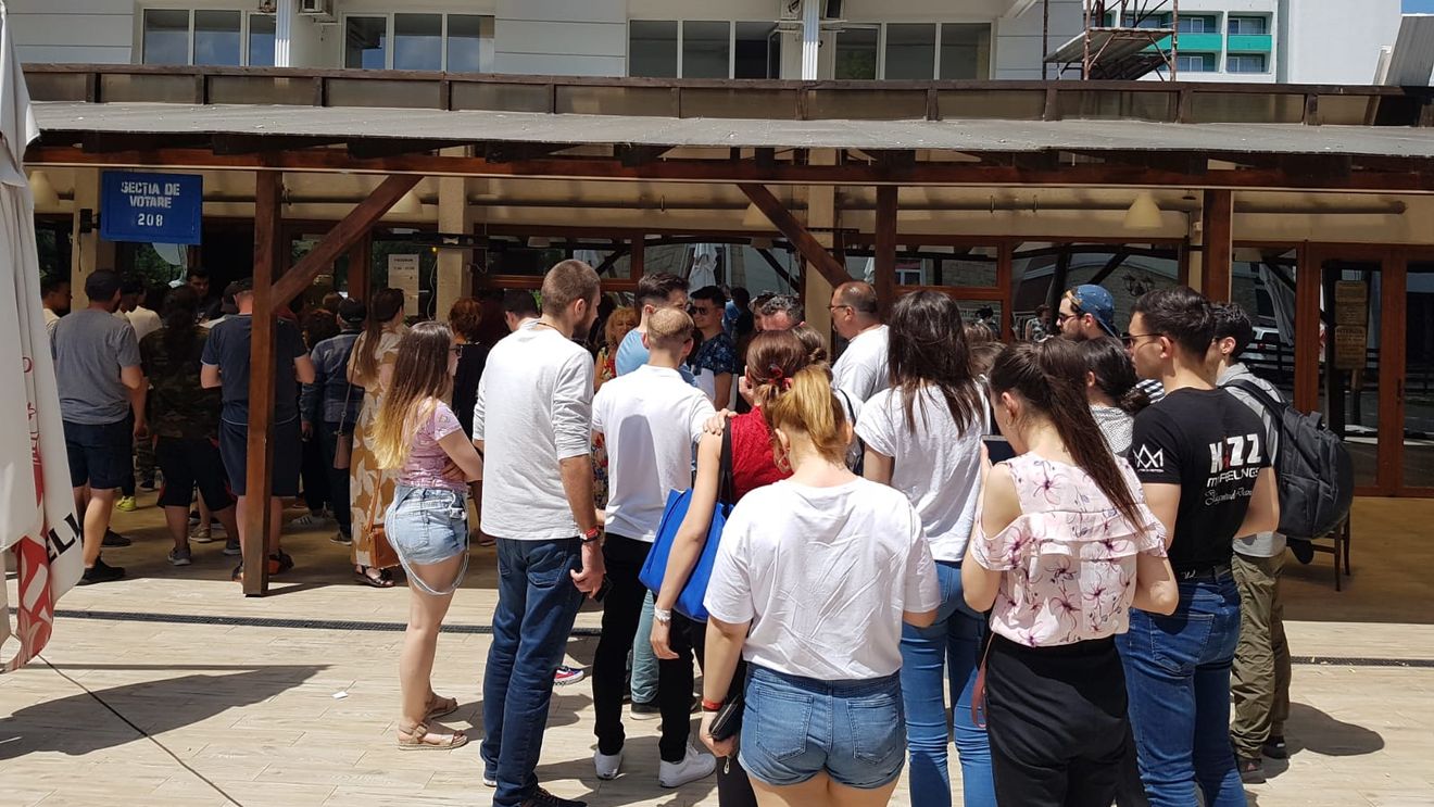 Nu mai sunt buletine de vot la secția de votare din Mamaia. Turiștii aflați pe litoral au venit să voteze în număr masiv