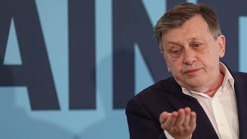 USR: Fostul parlamentar Crin Antonescu promite acum să elimine pensiile speciale ale magistraţilor. Dar ce nu spune este că a fost printre cei care le-au creat