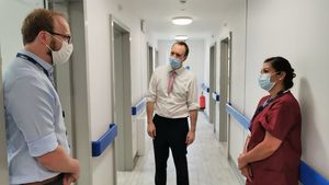 Marea Britanie a înregistrat duminică 2.988 de cazuri noi de coronavirus, cel mai ridicat bilanț de la sfârșitul lunii mai