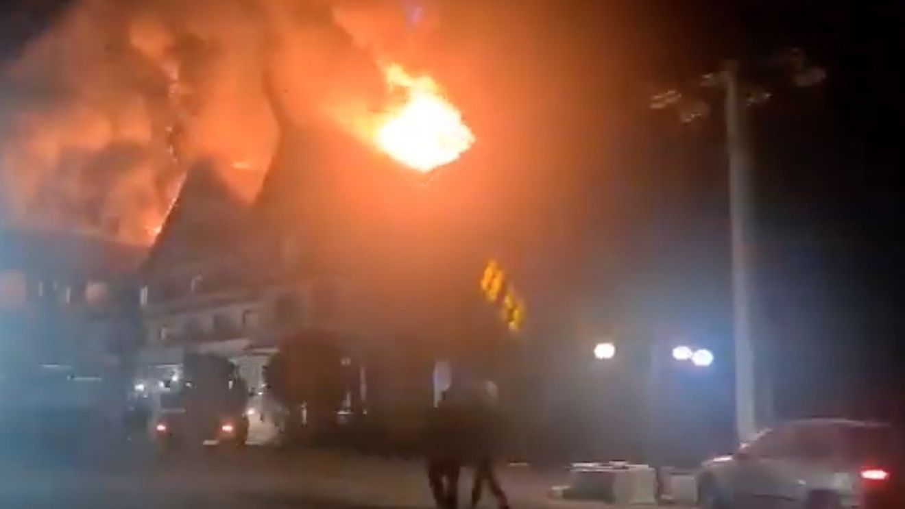 Incendiu puternic la acoperişul unui hotel din Rupea (Brașov) / Intervin mai multe autospeciale de pompieri / Au fost evacuate toate persoanele cazate