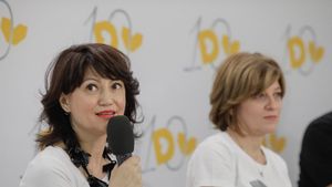 Fondatoarele asociației care construiesc un spital oncologic pentru copii doar din donații au discutat cu premierul Ciucă despre implicarea lor în spital după predare