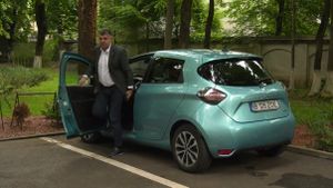 VIDEO: PSD organizează „Adevărata Vineri verde” / Marcel Ciolacu a venit la partid cu o mașină electrică împrumutată și a anunțat că a comandat o Dacie electrică