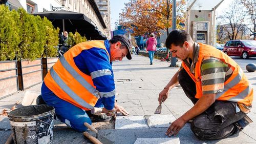 Nicuşor Dan anunţă lucrări pentru refacerea trotuarelor de la Piaţa Unirii, pe strada Halelor: O zonă intens circulată, care necesita reparaţii urgente / Vor fi înlocuite pavelele de granit deteriorate