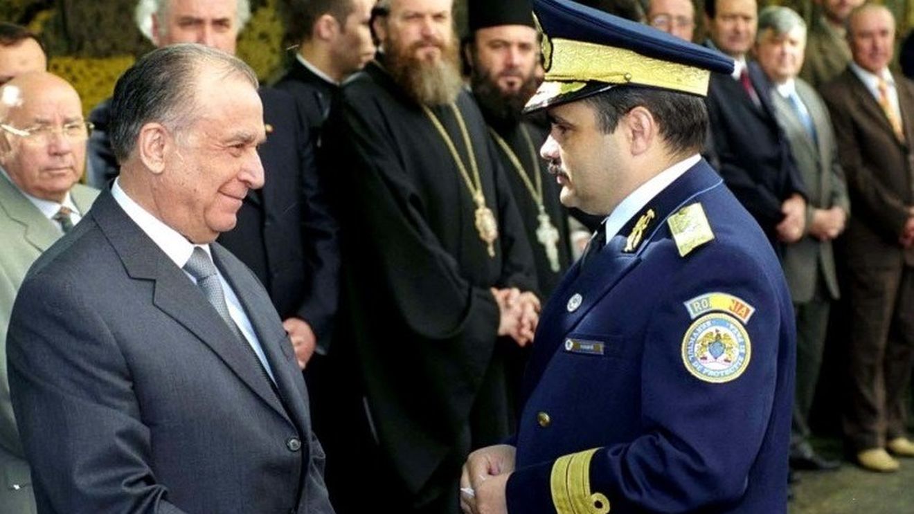 Șefii SPP din regimul Iliescu-Năstase, făcuți generali cu patru stele în rezervă de Klaus Iohannis / Fostului director SPP i-a fost retras titlul de doctor pentru plagiat