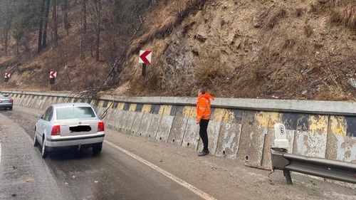 Trafic rutier întrerupt pe DN 17B, în judeţul Suceava, după ce pietre desprinse de pe versant au căzut pe şosea, blocând ambele sensuri