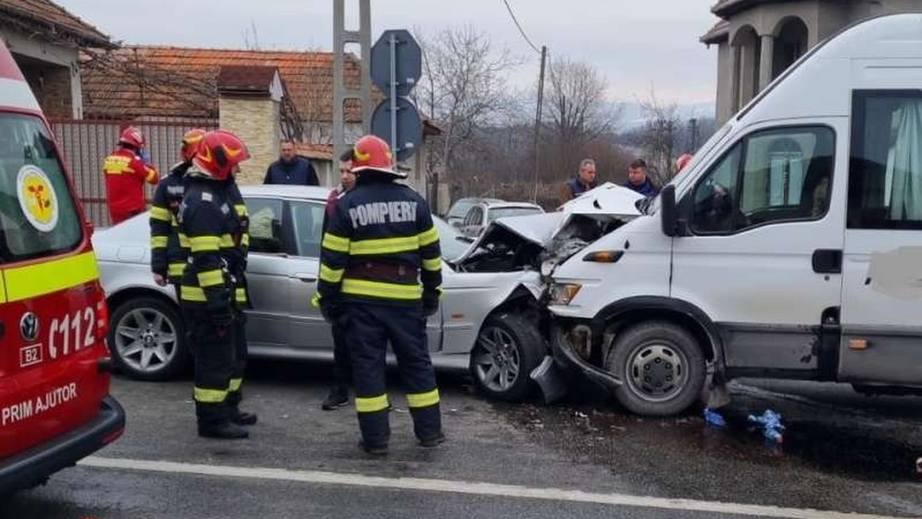 Accident rutier cu 14 victime după ce un microbuz şi un autoturism s-au ciocnit într-o localitate din Bihor