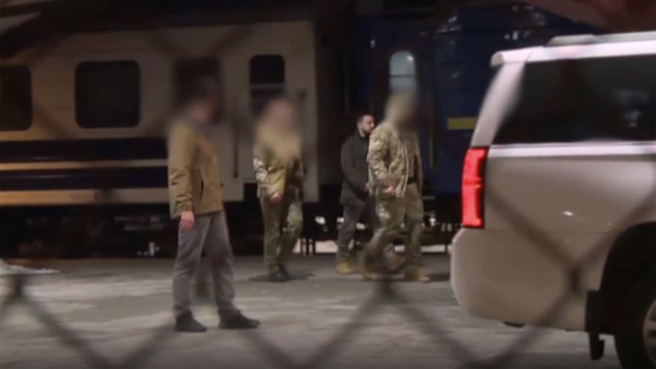 VIDEO Zelenski a fost văzut sosind în Polonia cu trenul, în prezența ambasadorului SUA în Ucraina, înainte de a se îmbarca într-un avion către Washington – TV poloneză