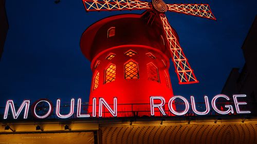 Morişca de vânt care decora cabaretul Moulin Rouge a căzut