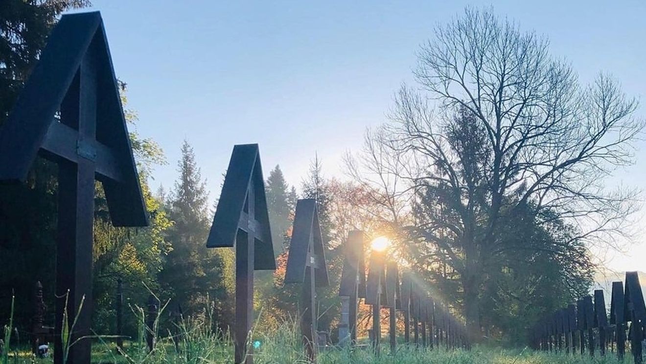 UDMR: Facem apel la autorităţi să-i identifice imediat şi să-i tragă la răspundere pe cei care au recurs la agresiune fizică, s-au comportat într-un mod barbar, au pătruns cu forţa în cimitirul eroilor din Valea Uzului