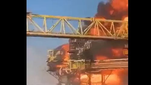 VIDEO Incendiu puternic pe o platformă petrolieră din Mexic/ Doi muncitori au murit, iar producția e afectată major