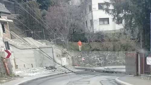 Primăria Sinaia: Ne confruntăm cu un episod sever de vânt puternic care continuă şi în acest moment. Apel către cetăţeni, să trateze cu maximă seriozitate avertizările şi să evite orice deplasare care nu este strict necesară
