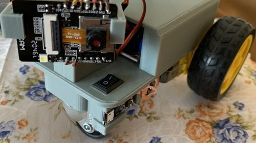 VIDEO Roboți controlați prin telefon și care dansează ca Michael Jackson, creați de un elev de clasa a XI-a/ Rareș a obținut cu creațiile sale locul 2 la Concursul național de electronică