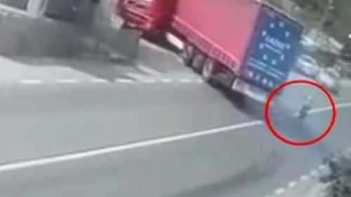 Şoferul de camion care a salvat în ultimul moment viaţa unei femei de 90 de ani, virând într-o casă, a fost premiat de poliţişti