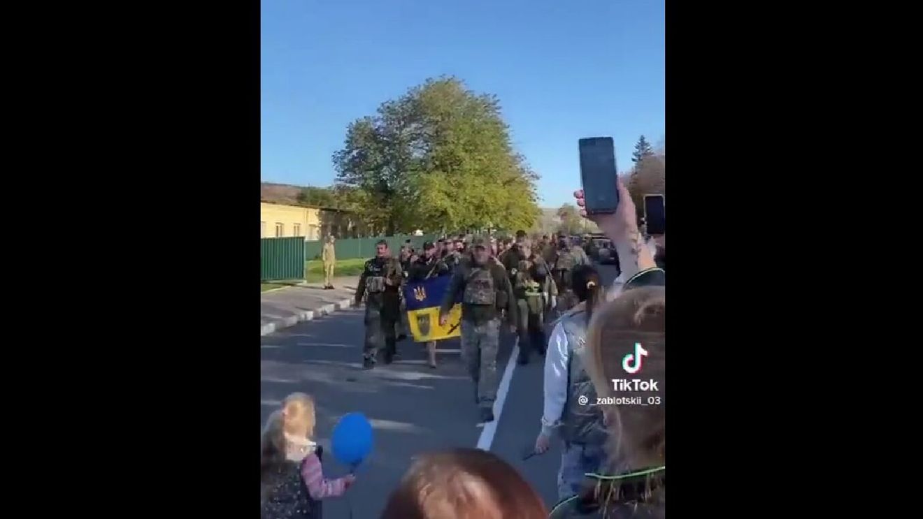 VIDEO Imagini emoționante cu civili care îi întâmpină pe soldații ucraineni în localitățile eliberate de sub ocupație rusă în regiunea Herson