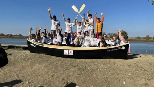 FOTO VIDEO Copiii din Mila 23 au lansat la apă o canotcă realizată de ei