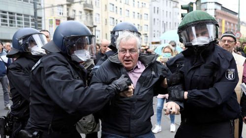 Manifestații în Berlin și Stuttgart. Aproximativ 1.000 de persoane au ieșit să protesteze față de restricțiile impuse de autoritățile germane